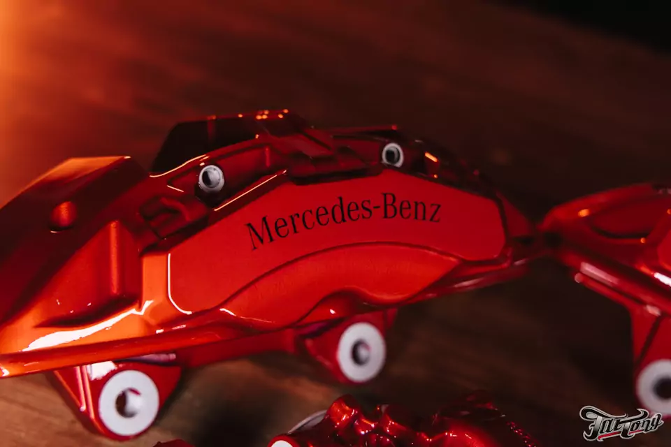 Окрасили суппорта Mercedes GLC в красный кэнди с логотипами
